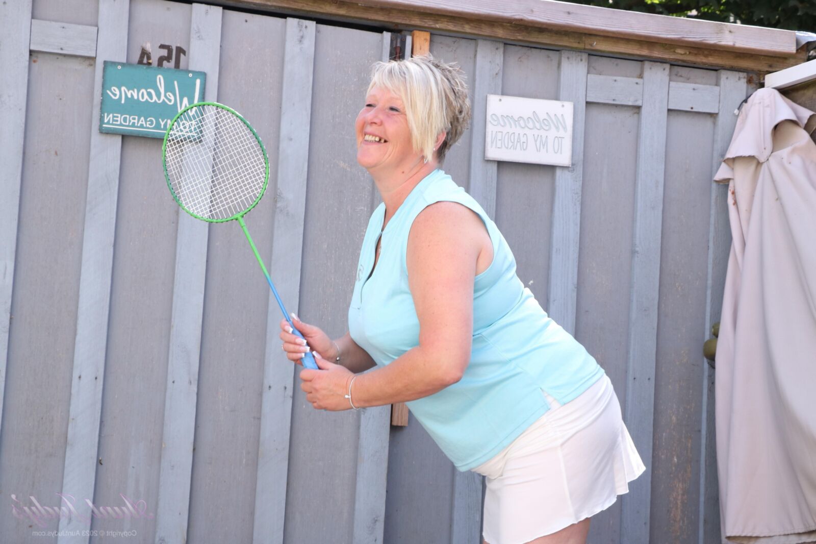 AuntJudys Chantelle Blue retorna do badminton para se masturbar