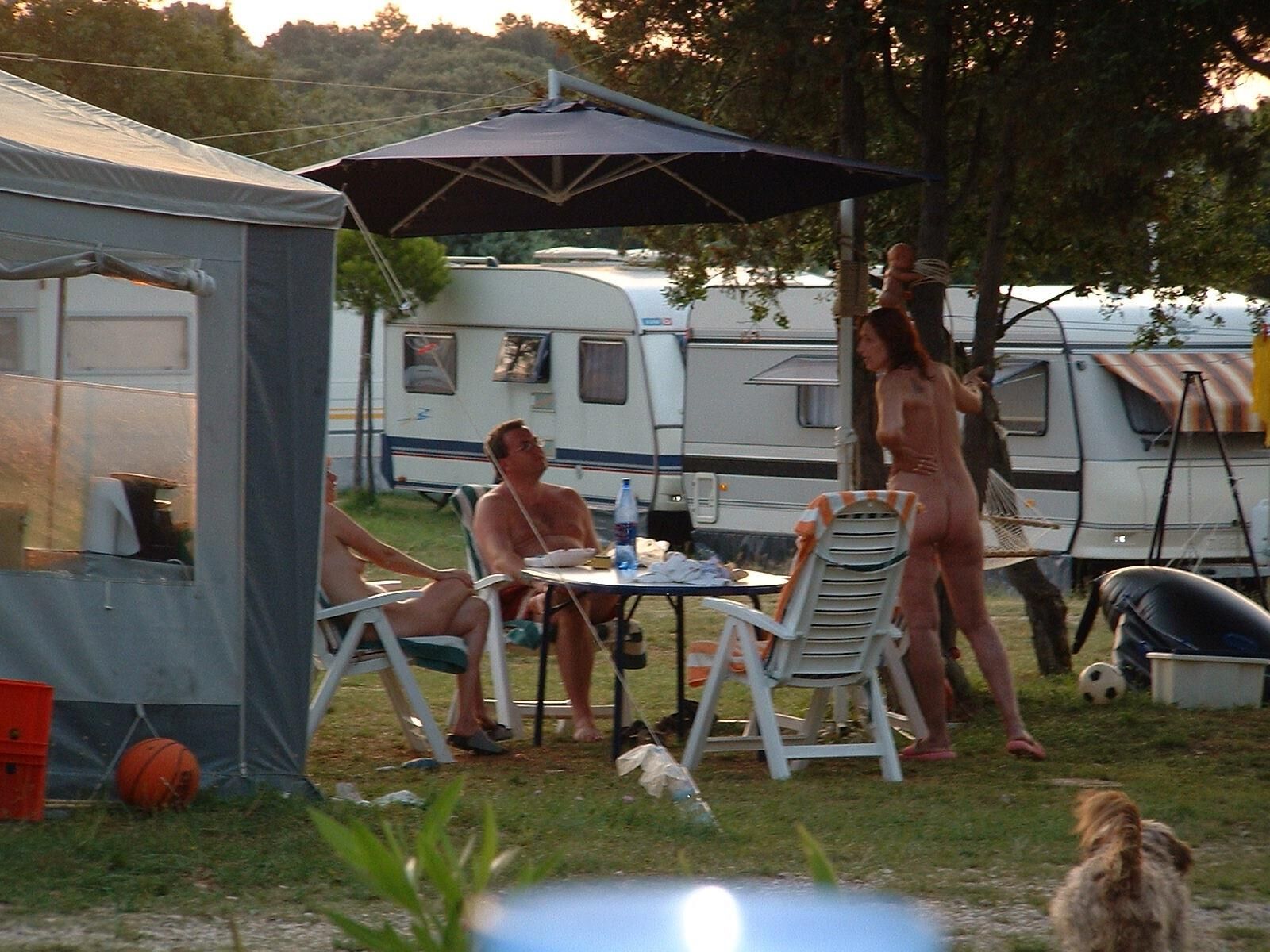 Rousse mature dans un camping nudiste