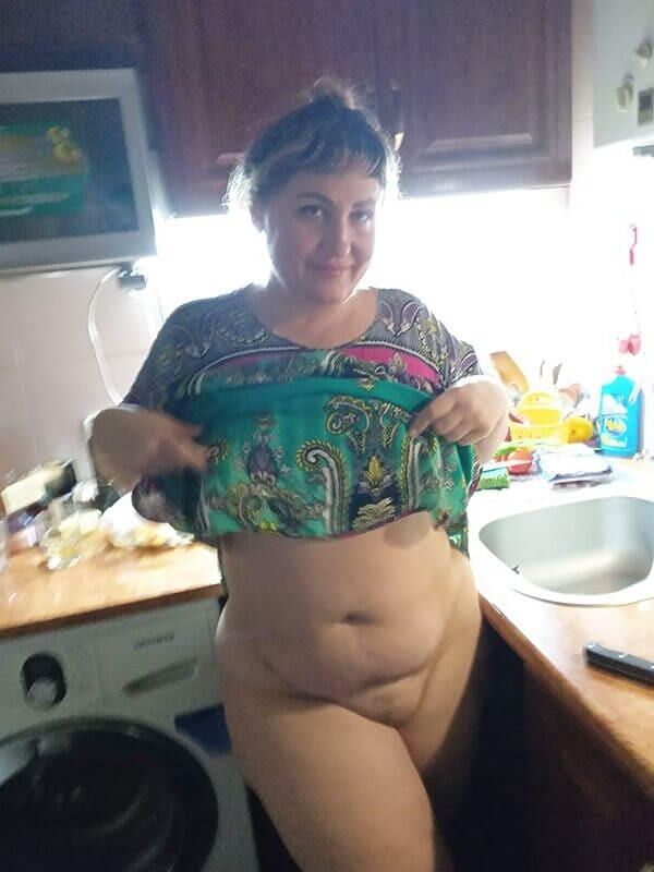 BBW madura en la cocina y su coño graso