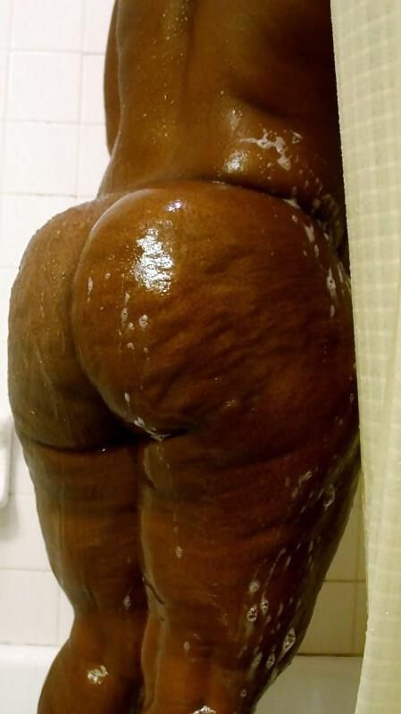 Grosso preto milf lavando sua bunda preta!