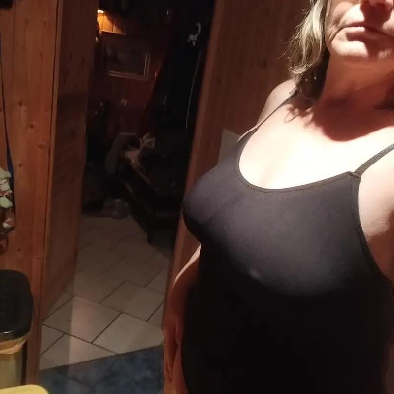 sexy busty German mature 