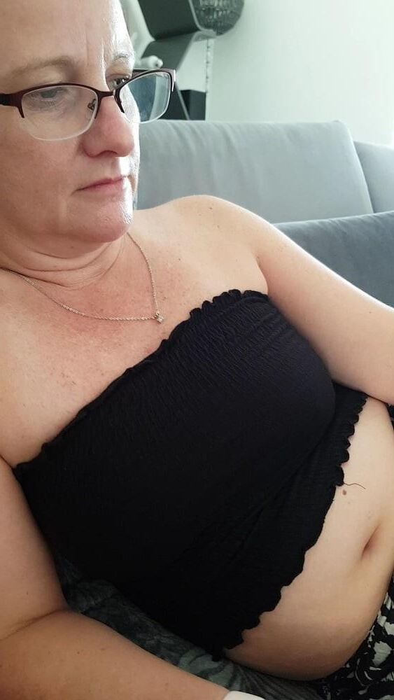 MILF mature et potelée dans son soutien-gorge, vous voulez qu'elle l'enlève ?