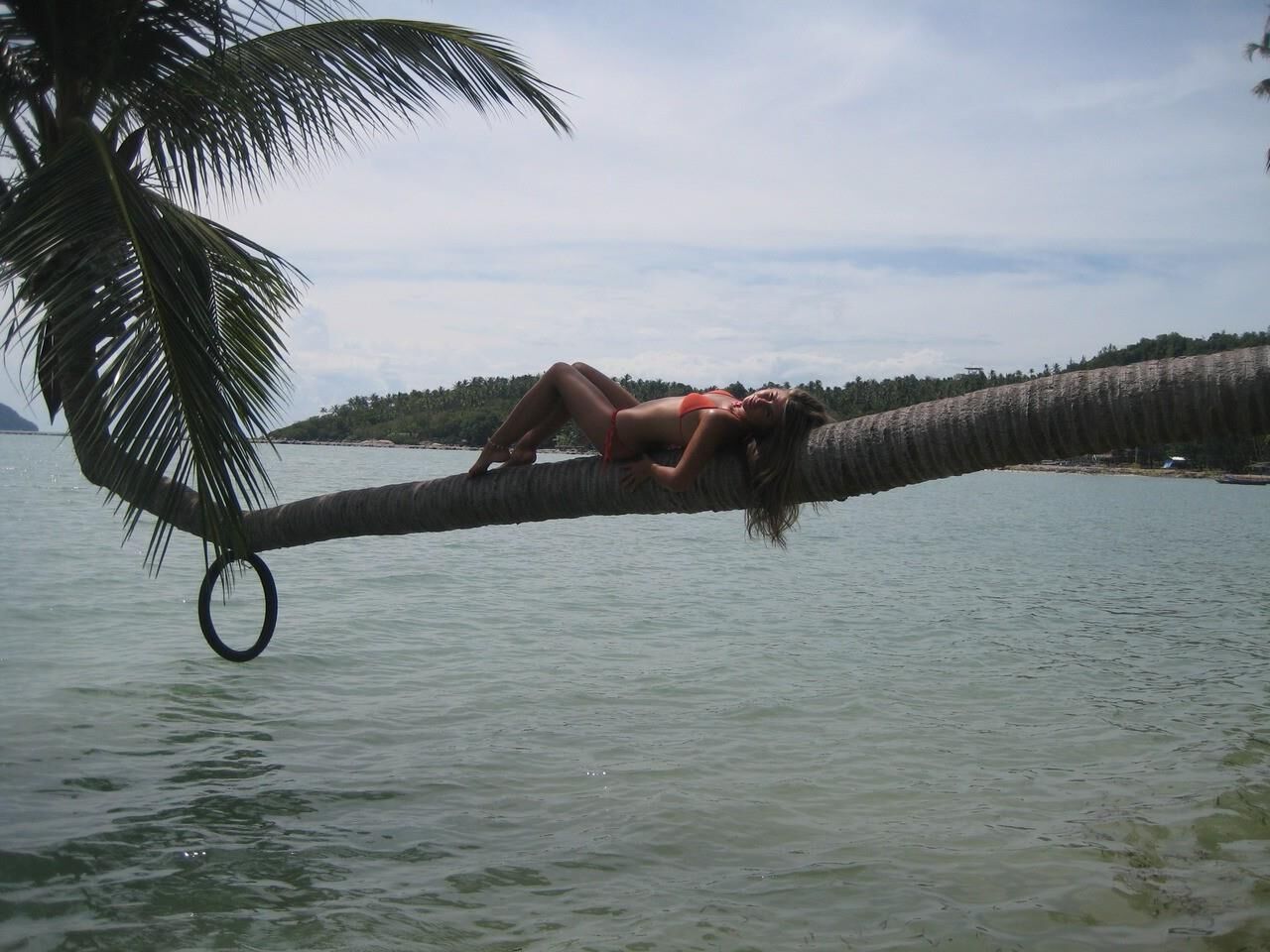 Linda namorada posando em resort de nudismo