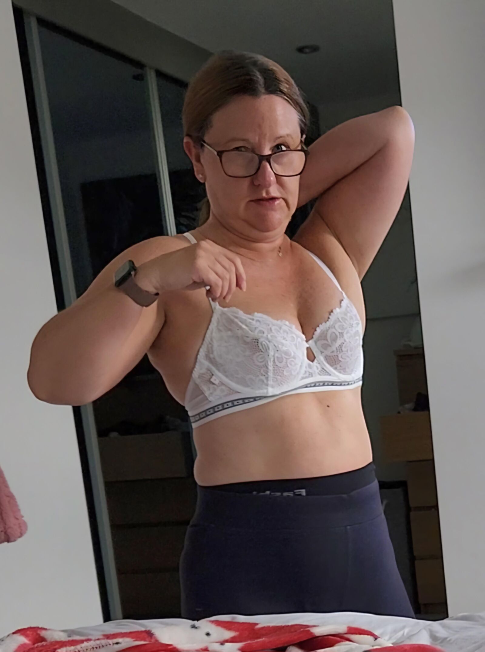 MILF mature et potelée dans son soutien-gorge, vous voulez qu'elle l'enlève ?