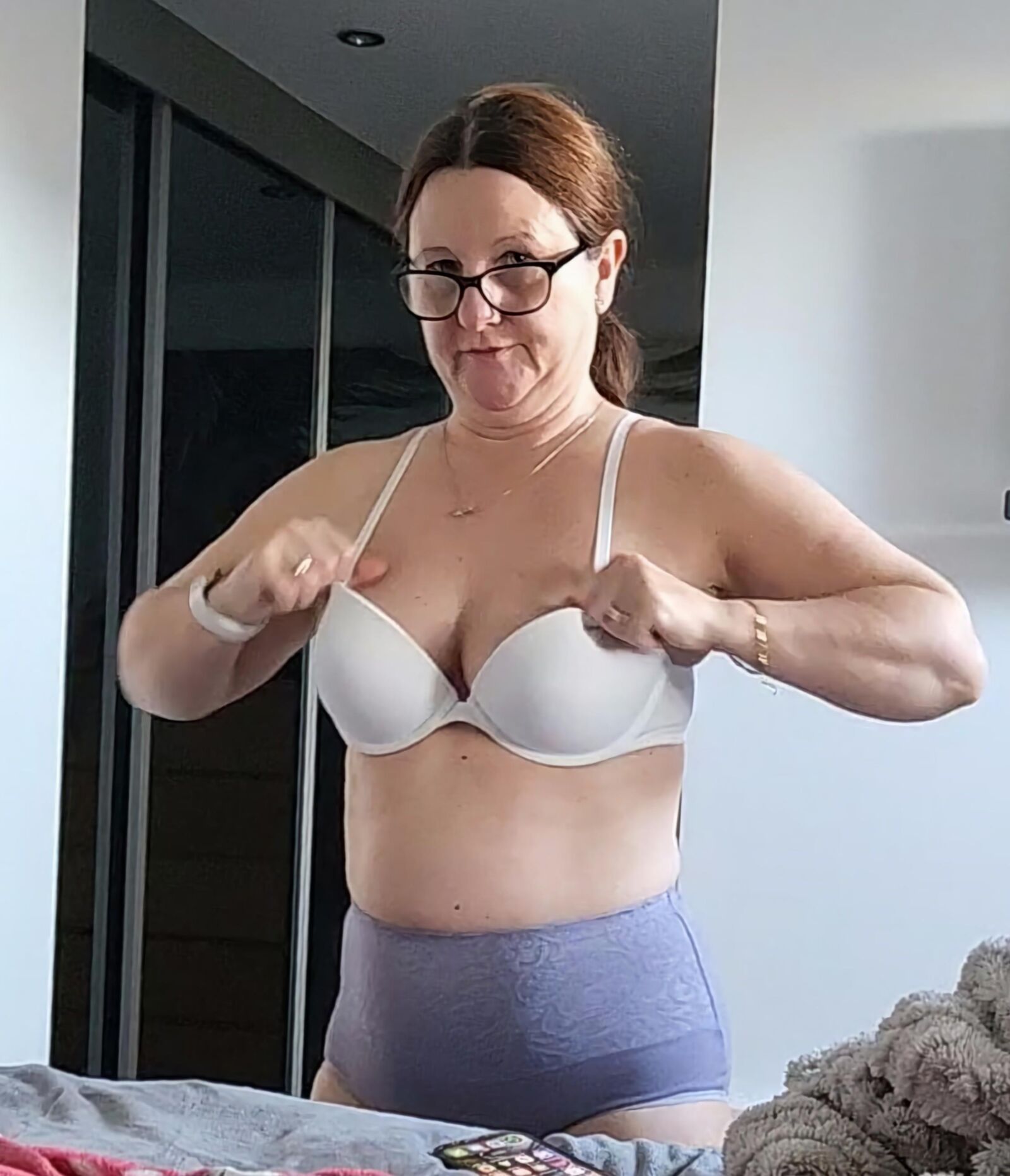 MILF mature et potelée dans son soutien-gorge, vous voulez qu'elle l'enlève ?