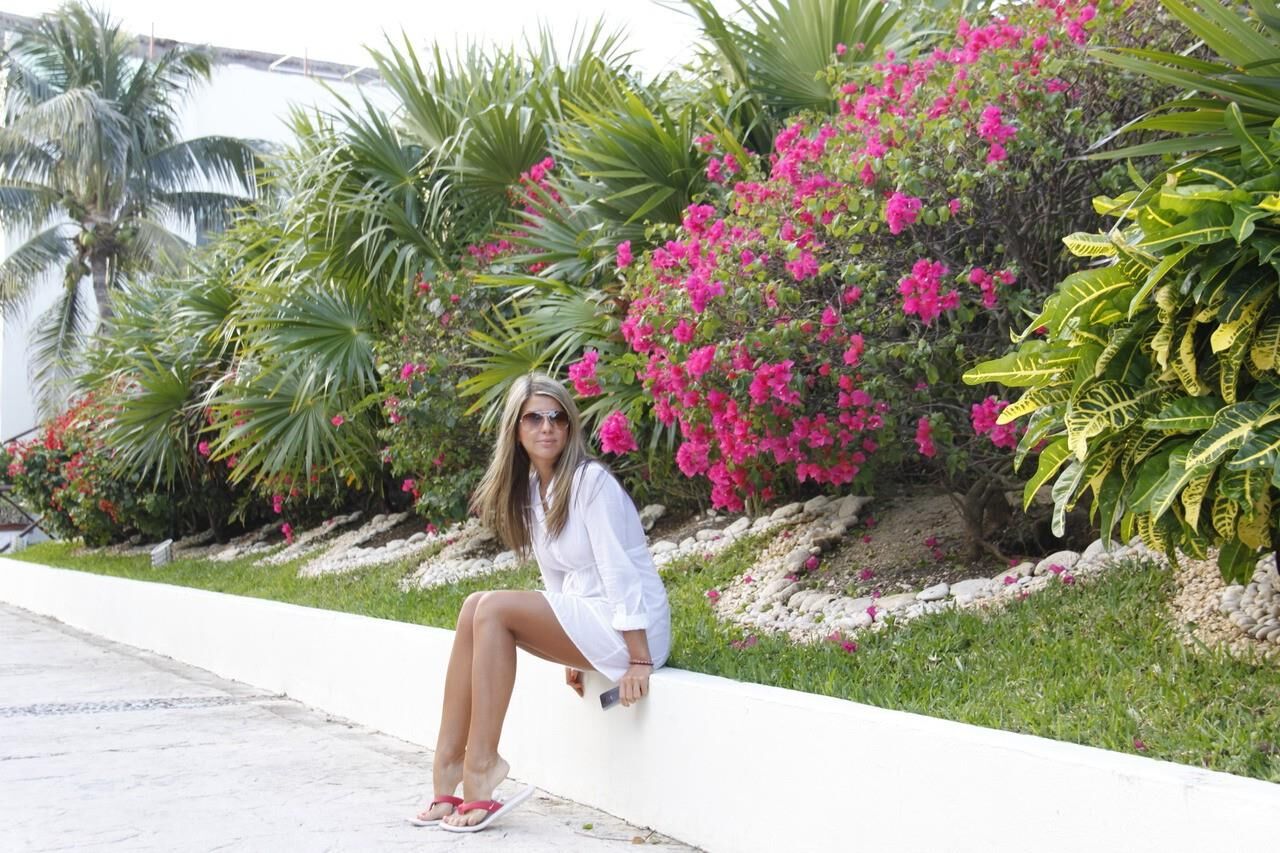 Linda namorada posando em resort de nudismo