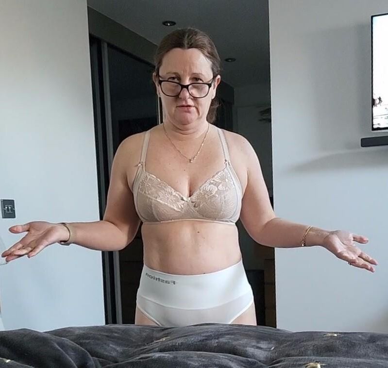 MILF mature et potelée dans son soutien-gorge, vous voulez qu'elle l'enlève ?