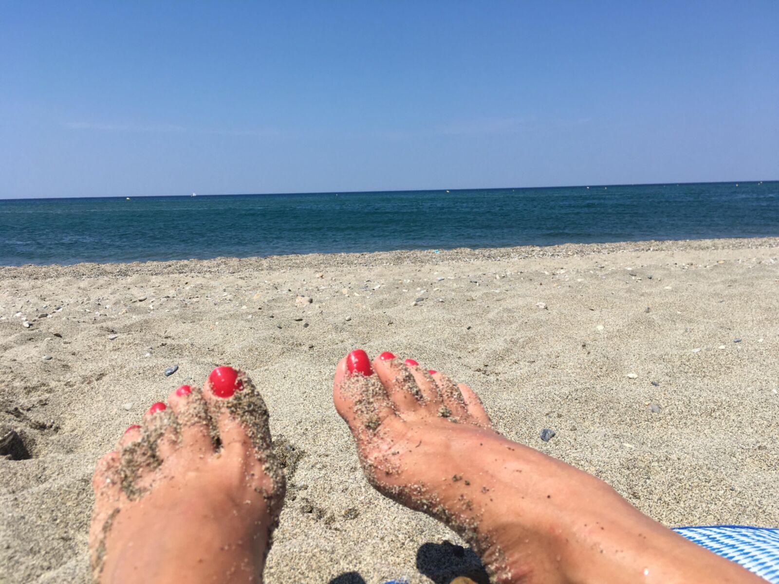 Anna na praia de nudismo