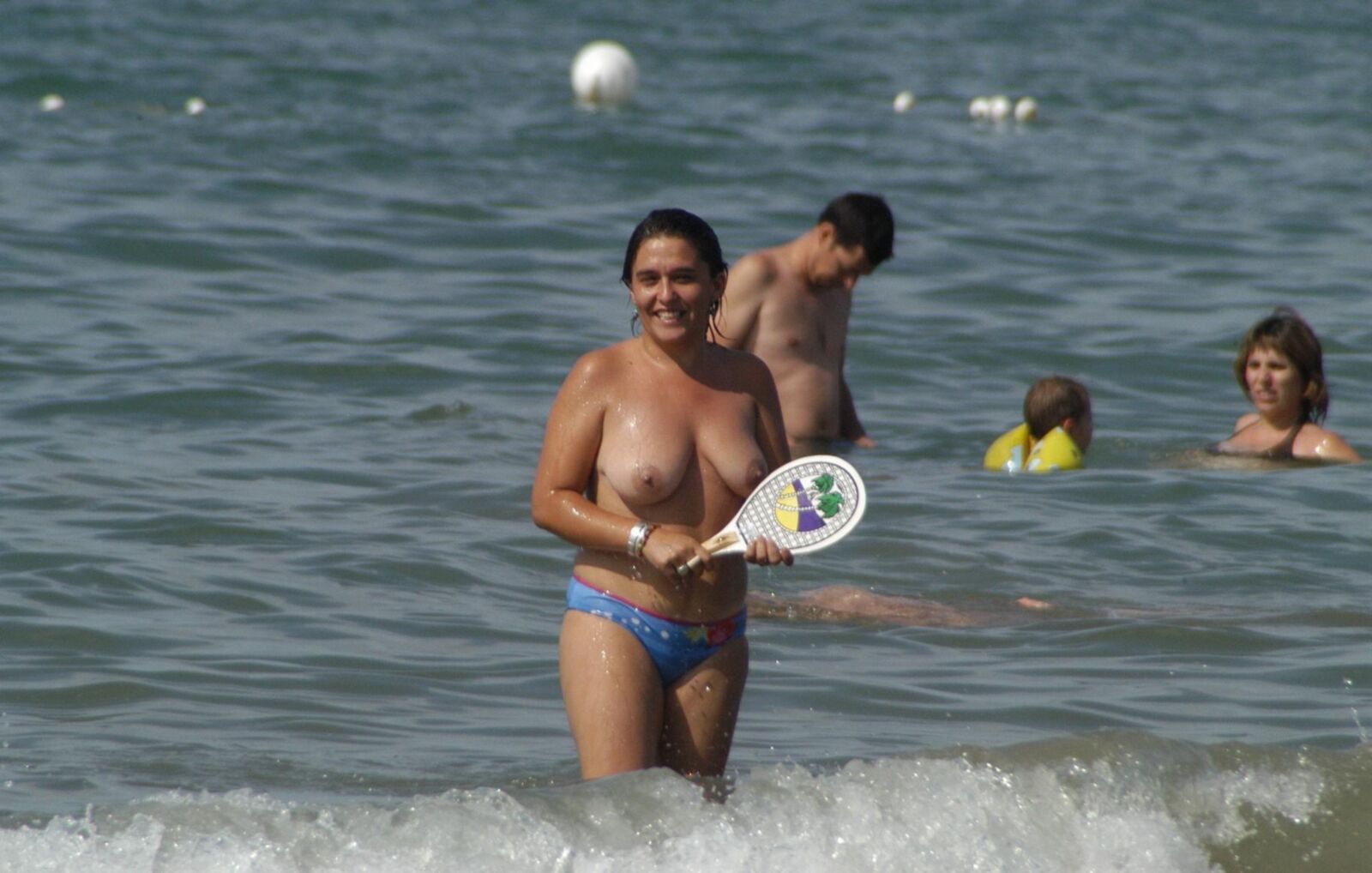 Jeux de plage seins nus