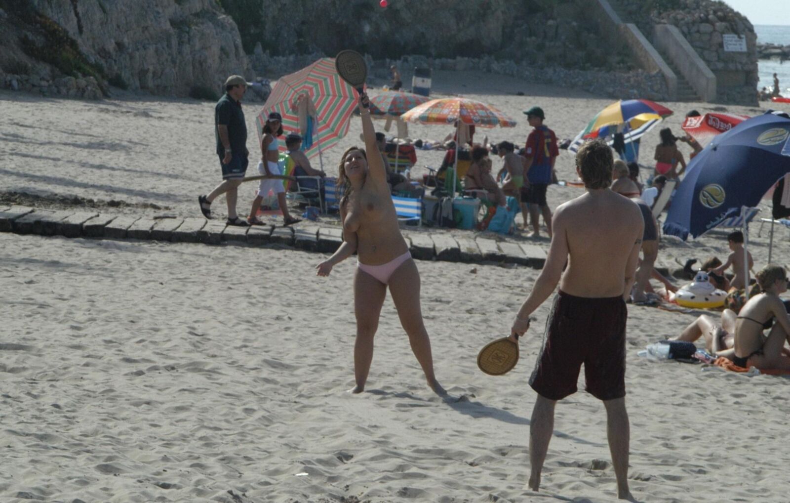 Jeux de plage seins nus