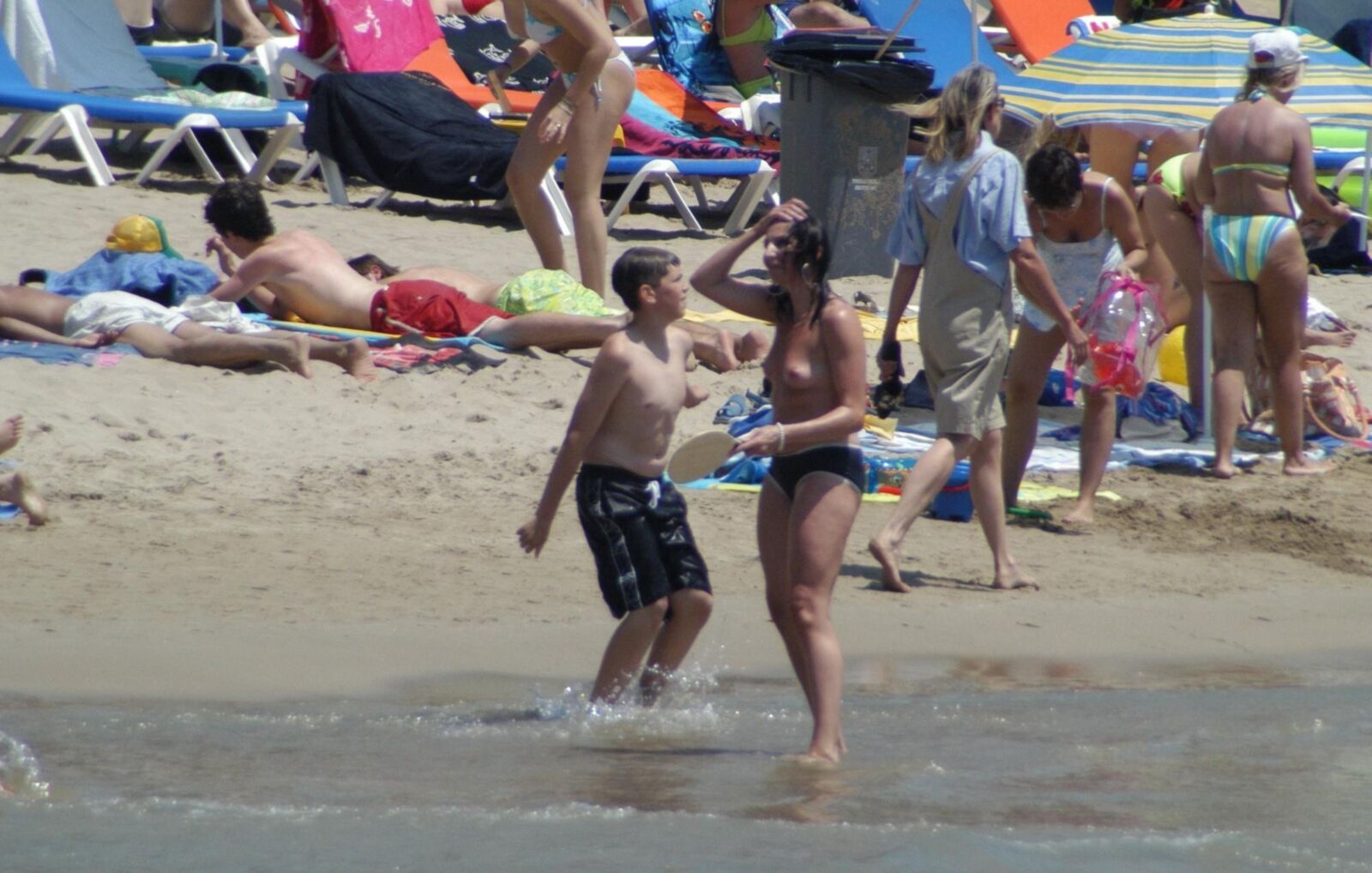 Jeux de plage seins nus