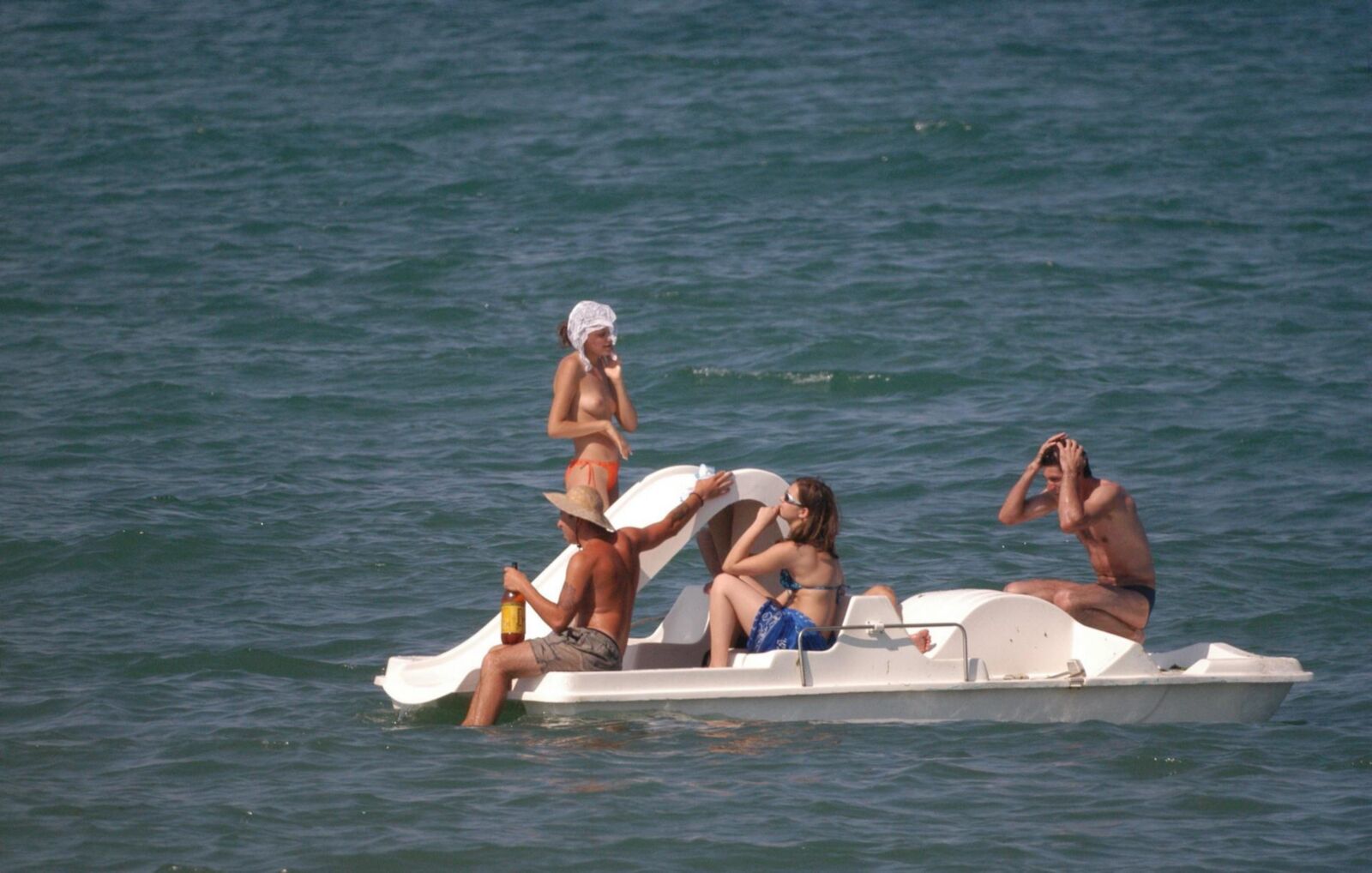 Jeux de plage seins nus