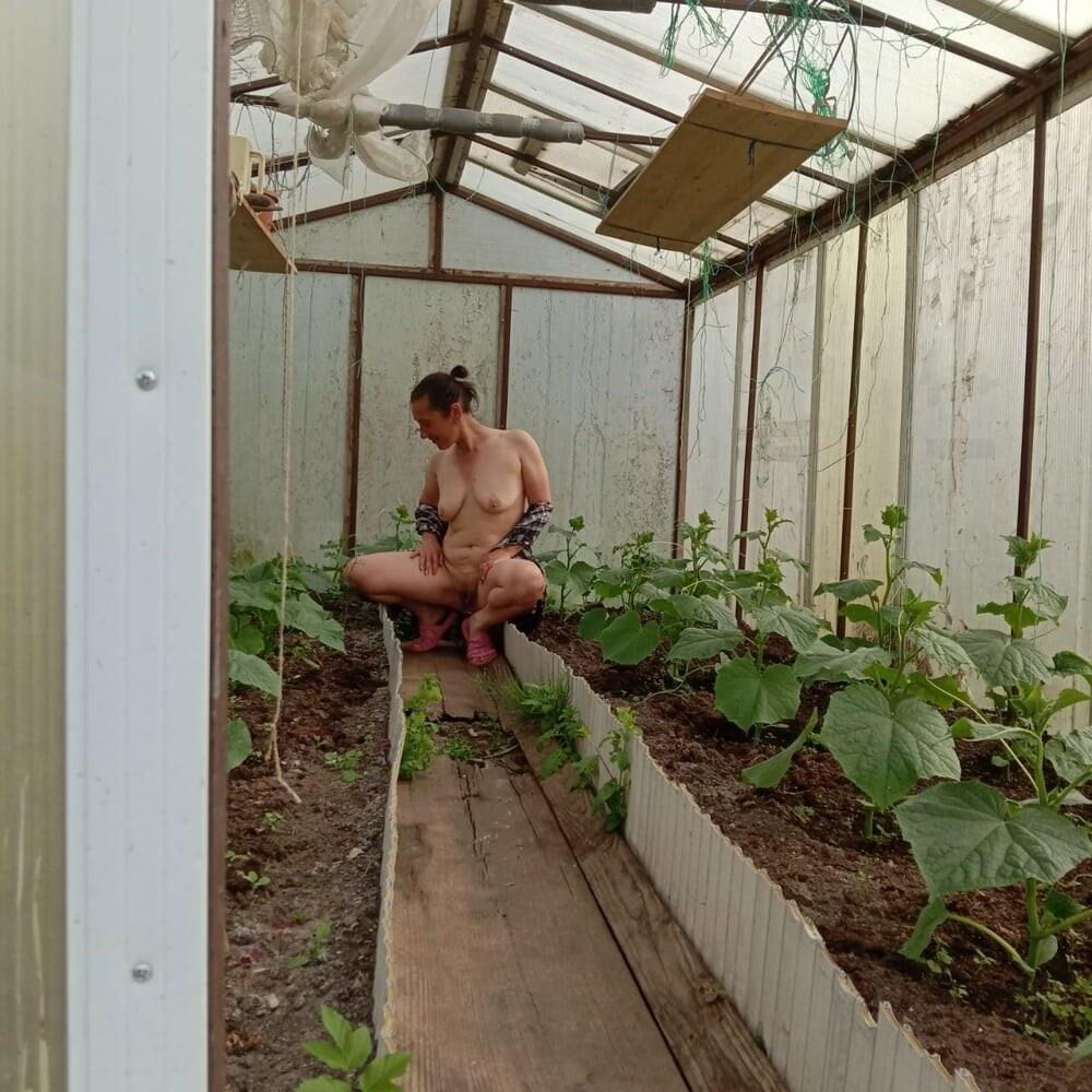 Jardinería desnuda: desnudez del patio trasero mientras se agrupa y planta