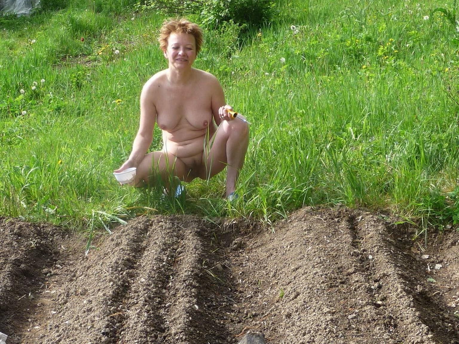 Nackte Gartenarbeit: Hinterhofnacklichkeit während der Landwirtschaft und Pflanzung