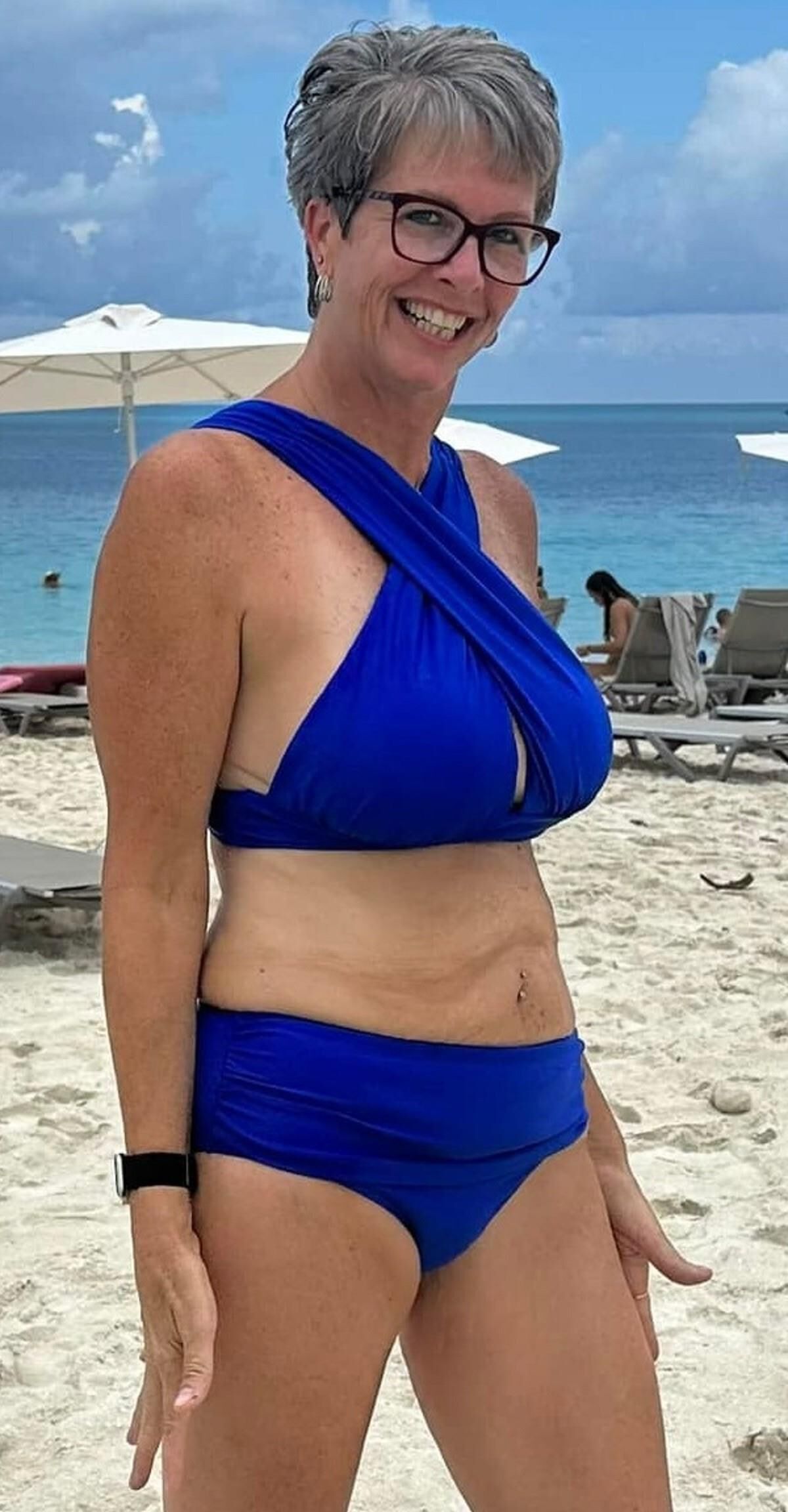 Tracy :Tall Sexy MILF with D Cup Big Tits in Bikinis and Dresses