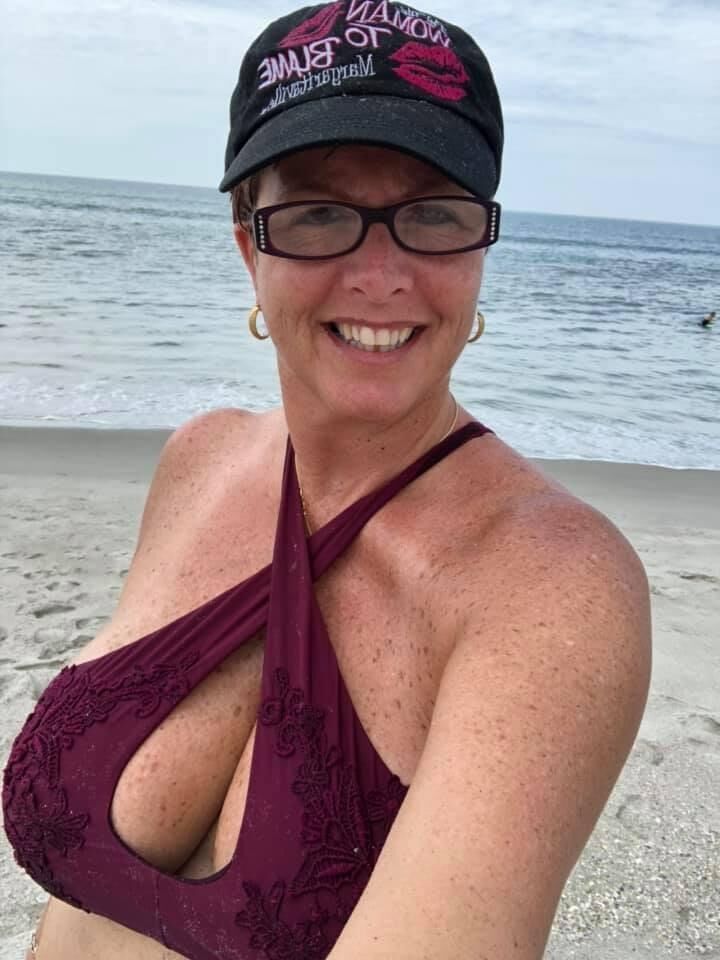 Tracy :Tall Sexy MILF with D Cup Big Tits in Bikinis and Dresses