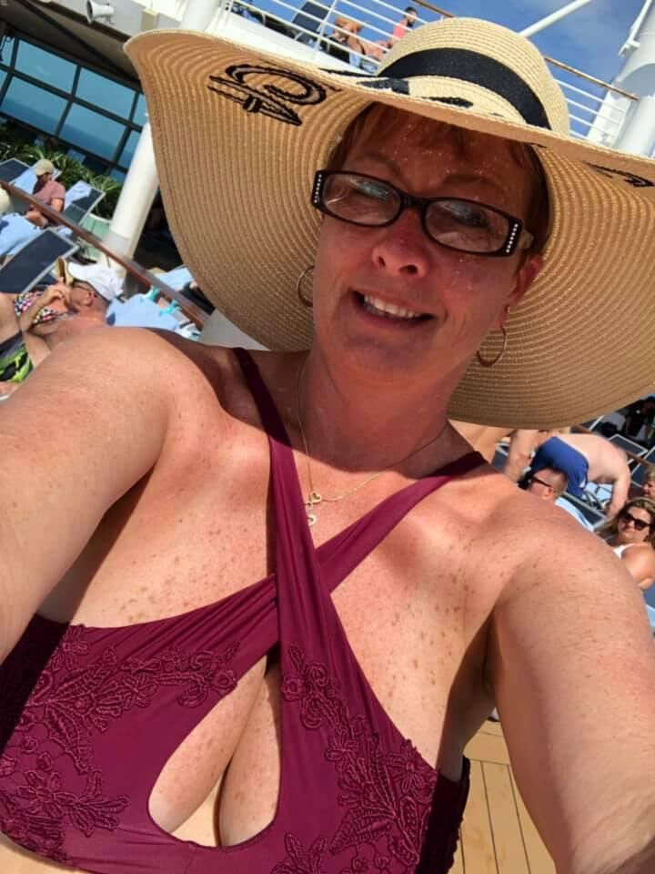 Tracy :Tall Sexy MILF with D Cup Big Tits in Bikinis and Dresses