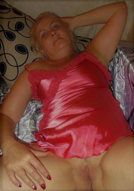 La blonde mature Ludmila montre son public