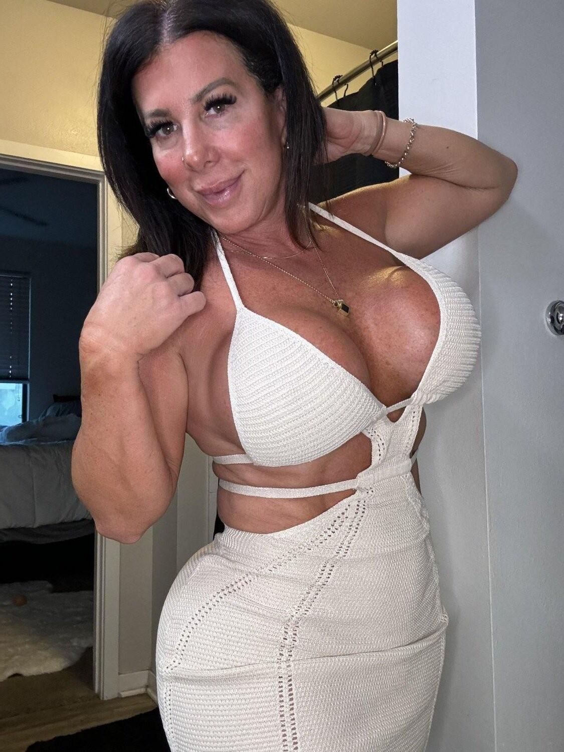 Vollbusige Brünette Milf