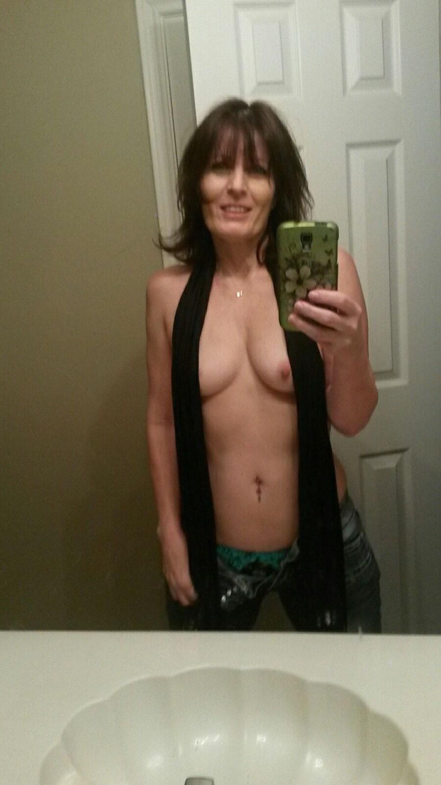 Cathy Murphy Mature Amateur Brunette pose à la maison