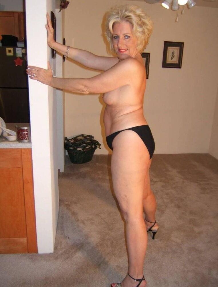 LOVELY GILF POSING