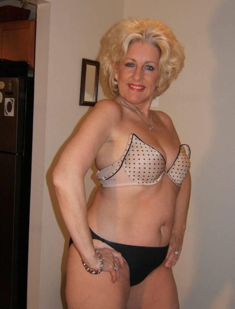 LOVELY GILF POSING