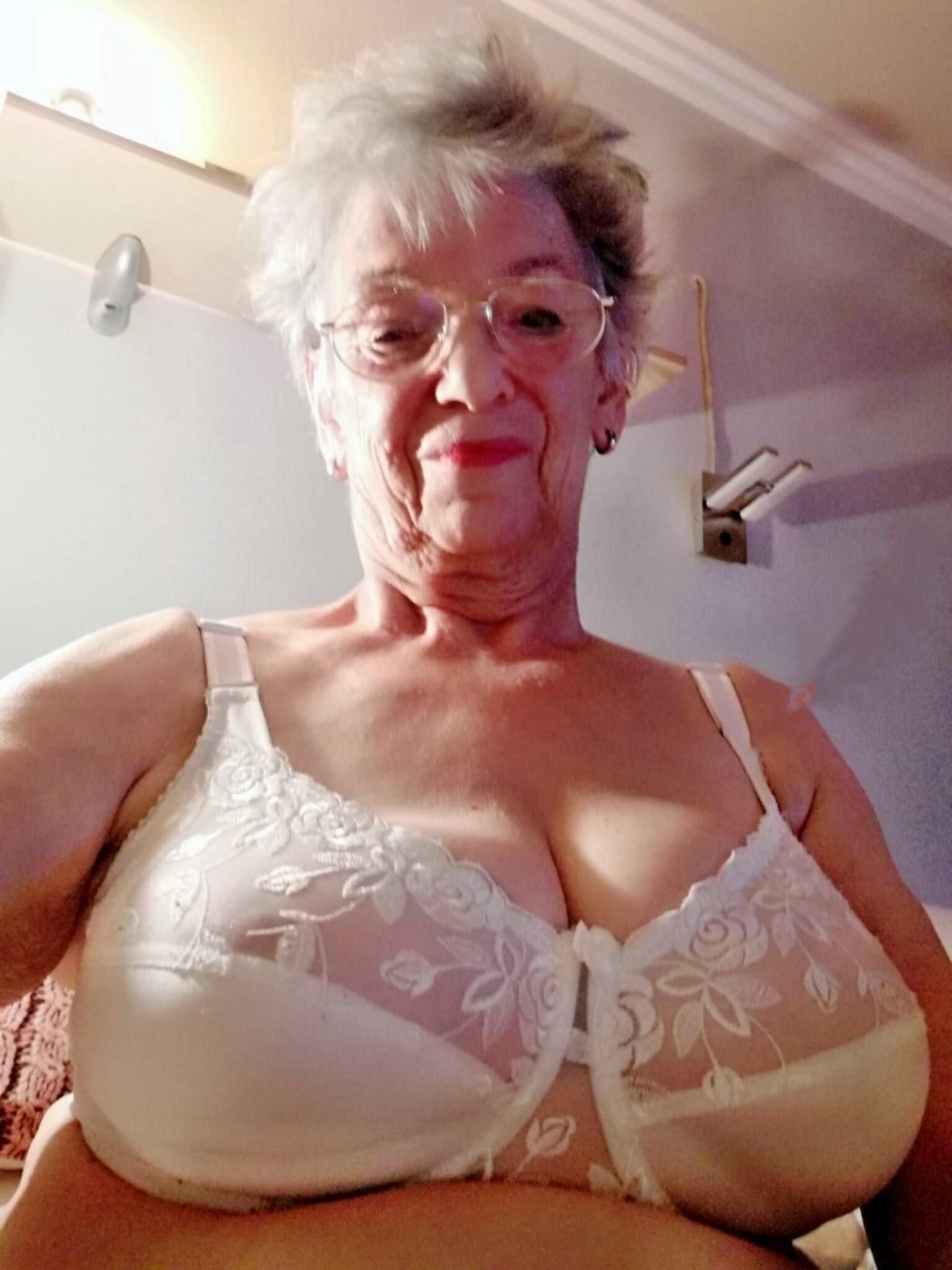 Do you like to fuck this Granny plus?