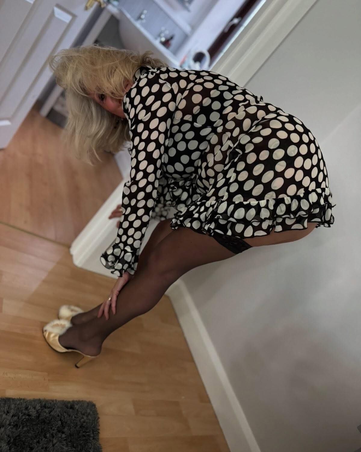 Blonde Uk Milf In Stockings