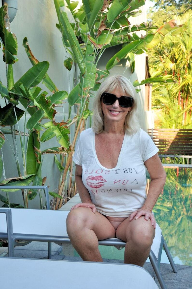 ❤️LADY DIANE PLAYS NUDE in and by the POOL🥽❤️!