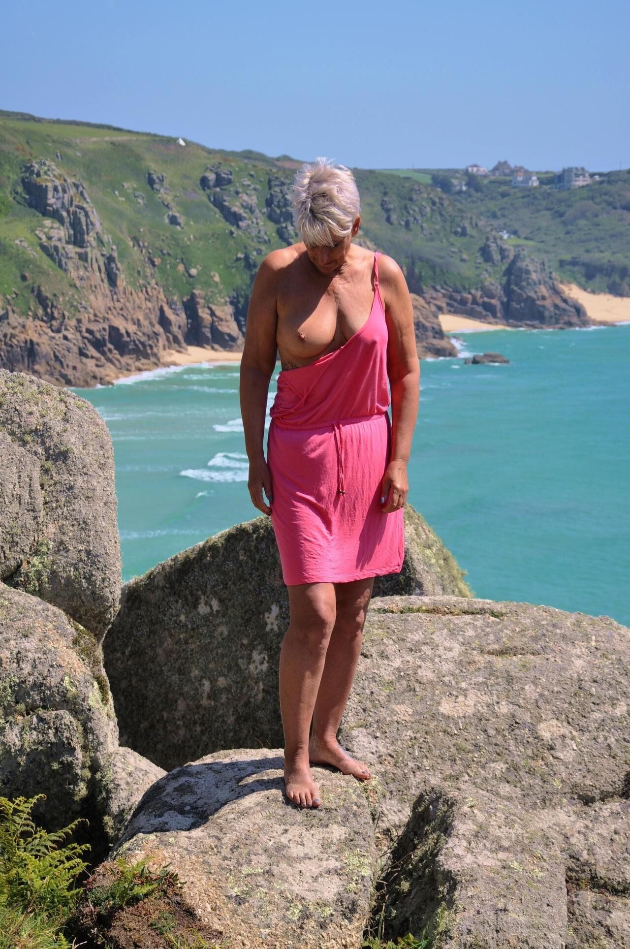 Granny elegante e esbelta com cabelos brancos curtos