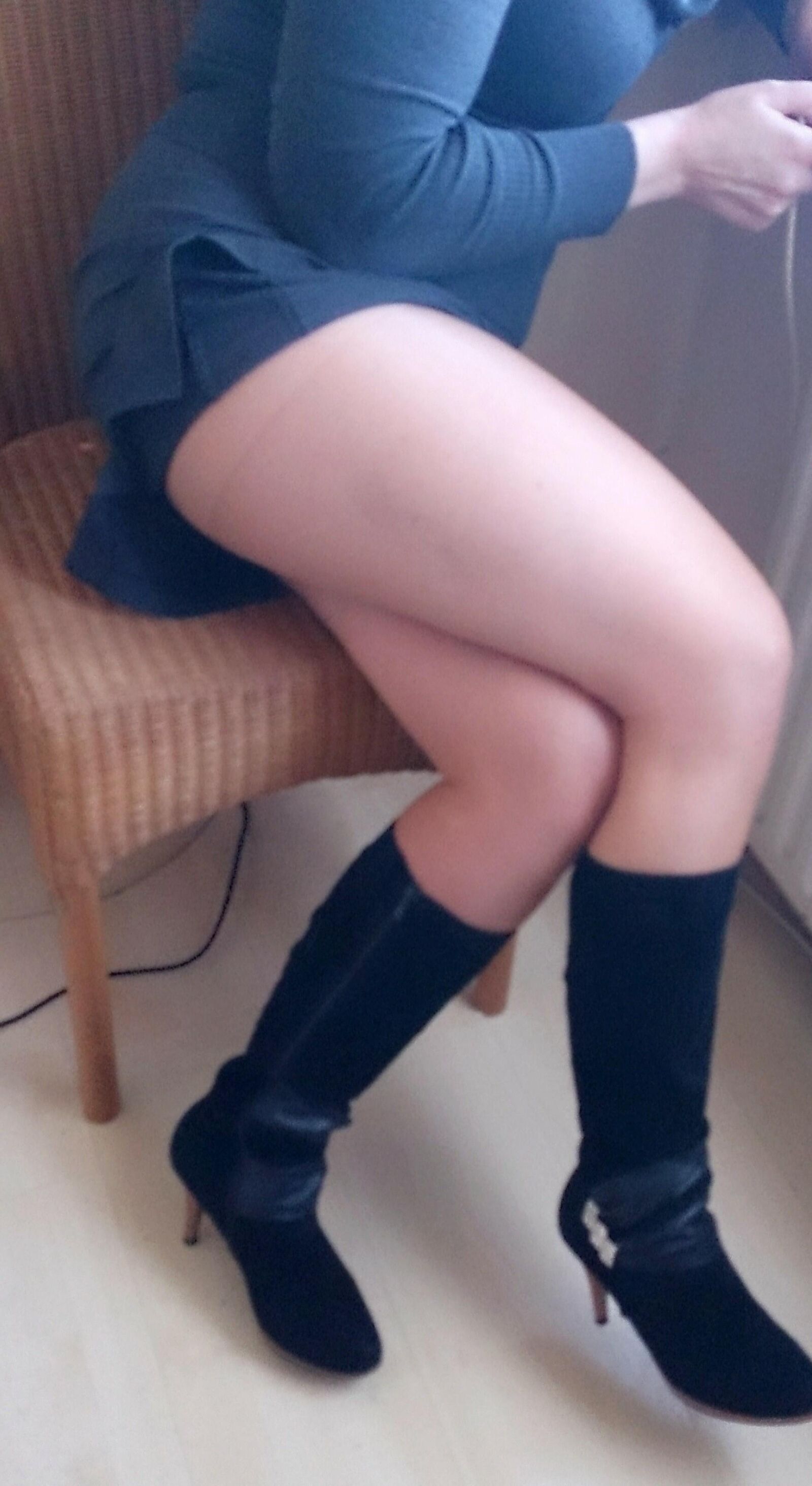 milfnadia in skirts and heels