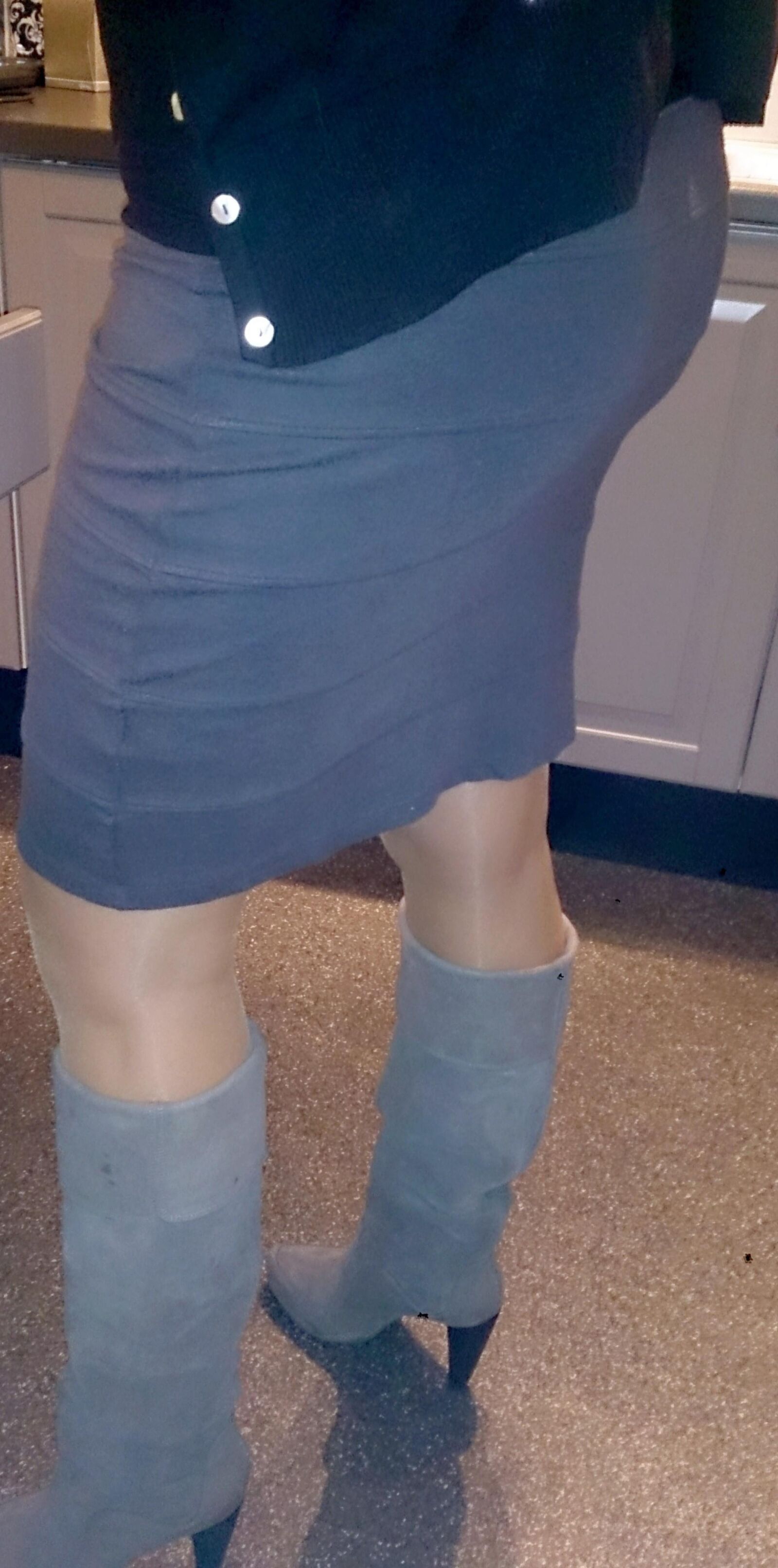 milfnadia in skirts and heels