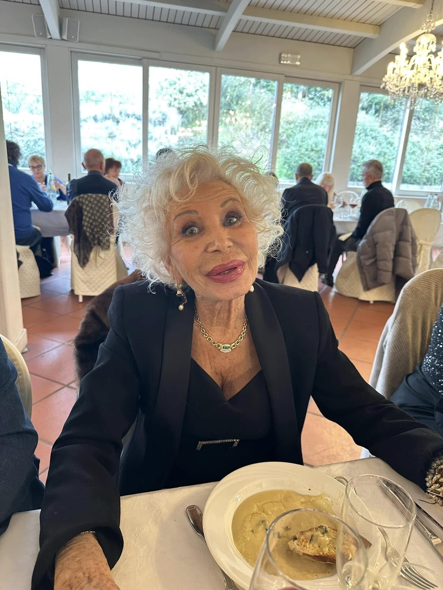 Cette grand-mère italienne sexy, je danserais avec elle !!