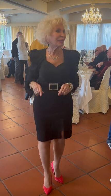 Cette grand-mère italienne sexy, je danserais avec elle !!