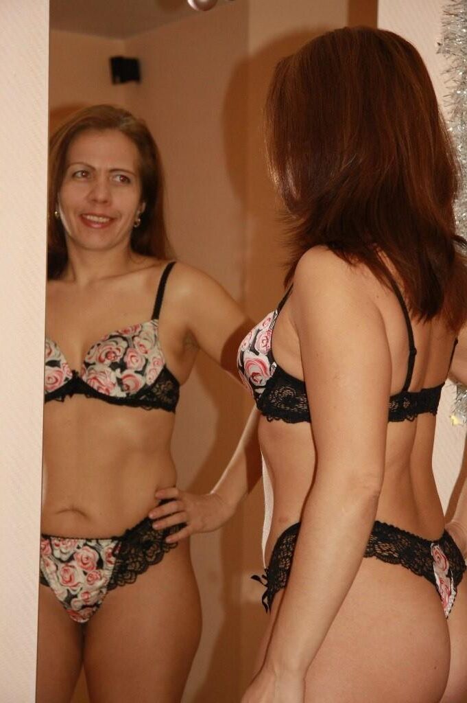 Femmes dans des miroirs mains sur les hanches gauche