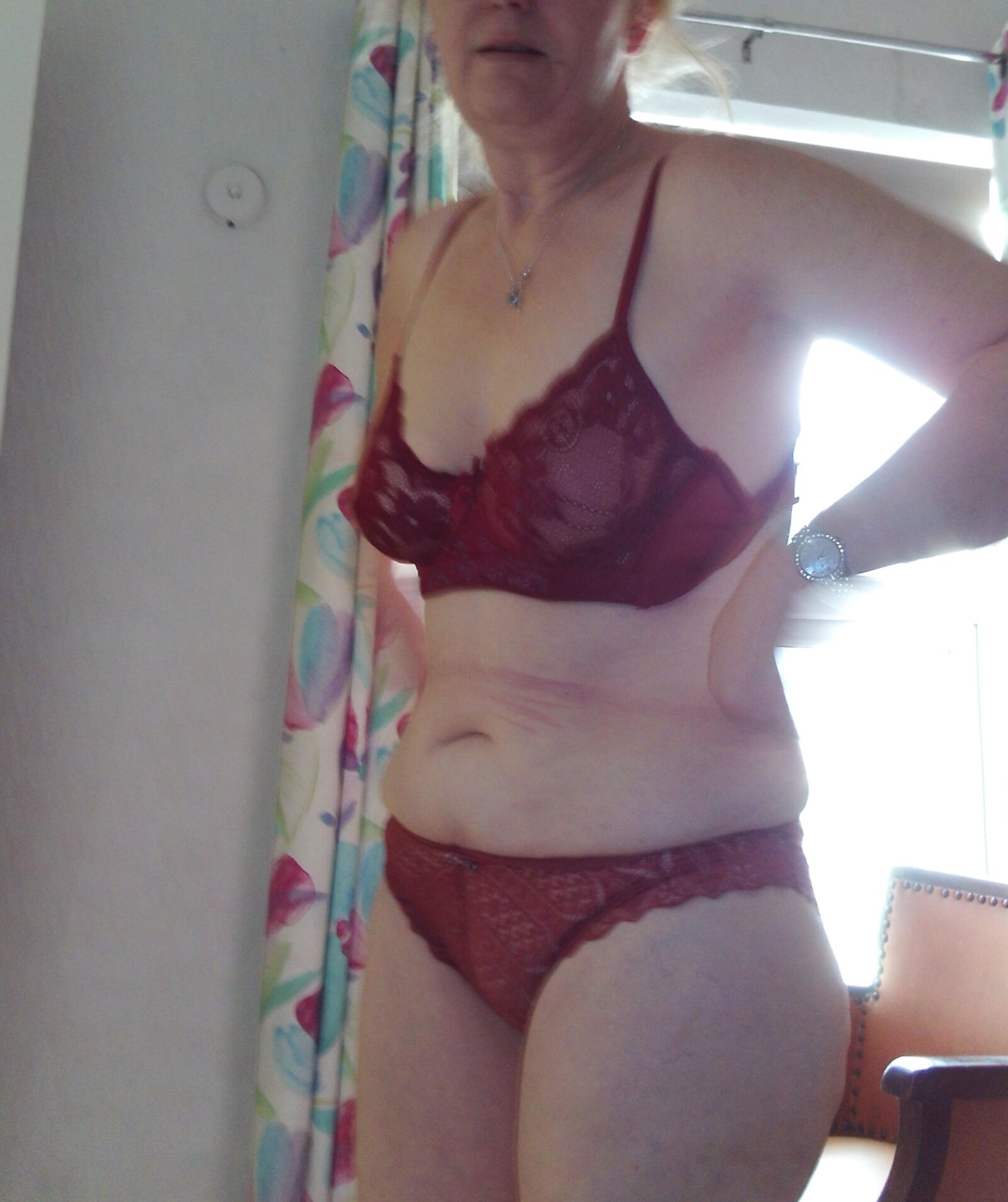 Karen en soutien-gorge rouge et culotte