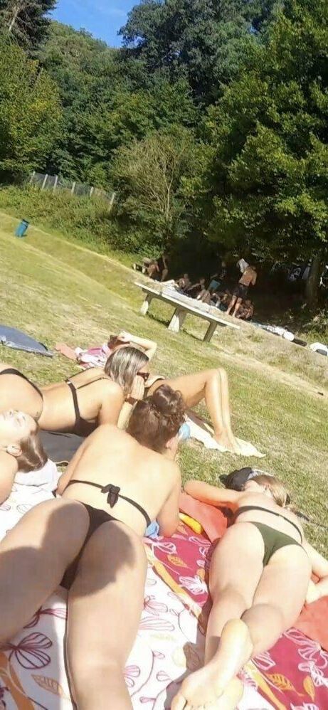 Candid Pawgs -Röcke, Kleider und Bikinis