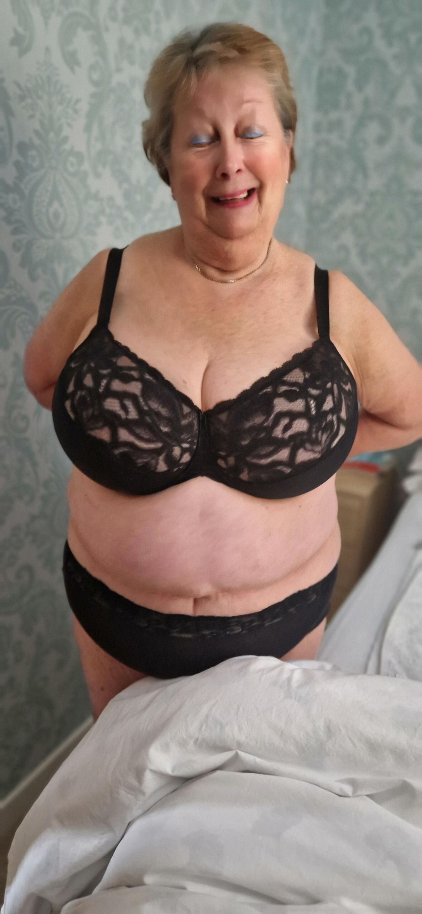 Granny Jean envelhecida em sua cueca preta