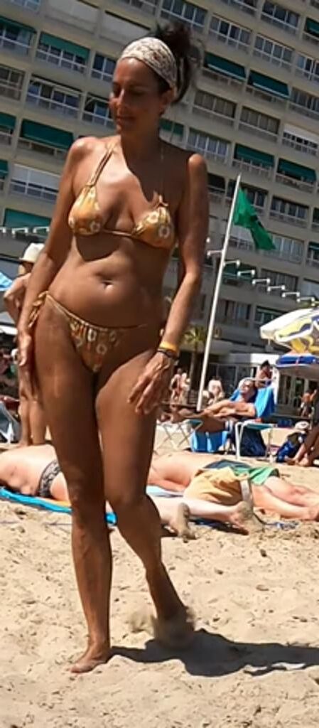 ファンのためだけにセクシーなビーチウォーク！
