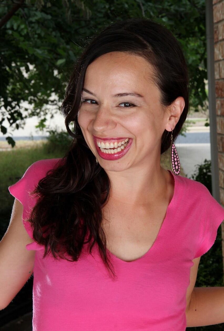 Atemberaubende lächelnde Milf mit winzigen Titten und einer glatten Fotze Severine