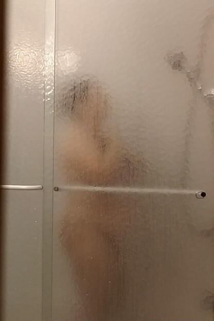私の妻はシャワーを浴びています