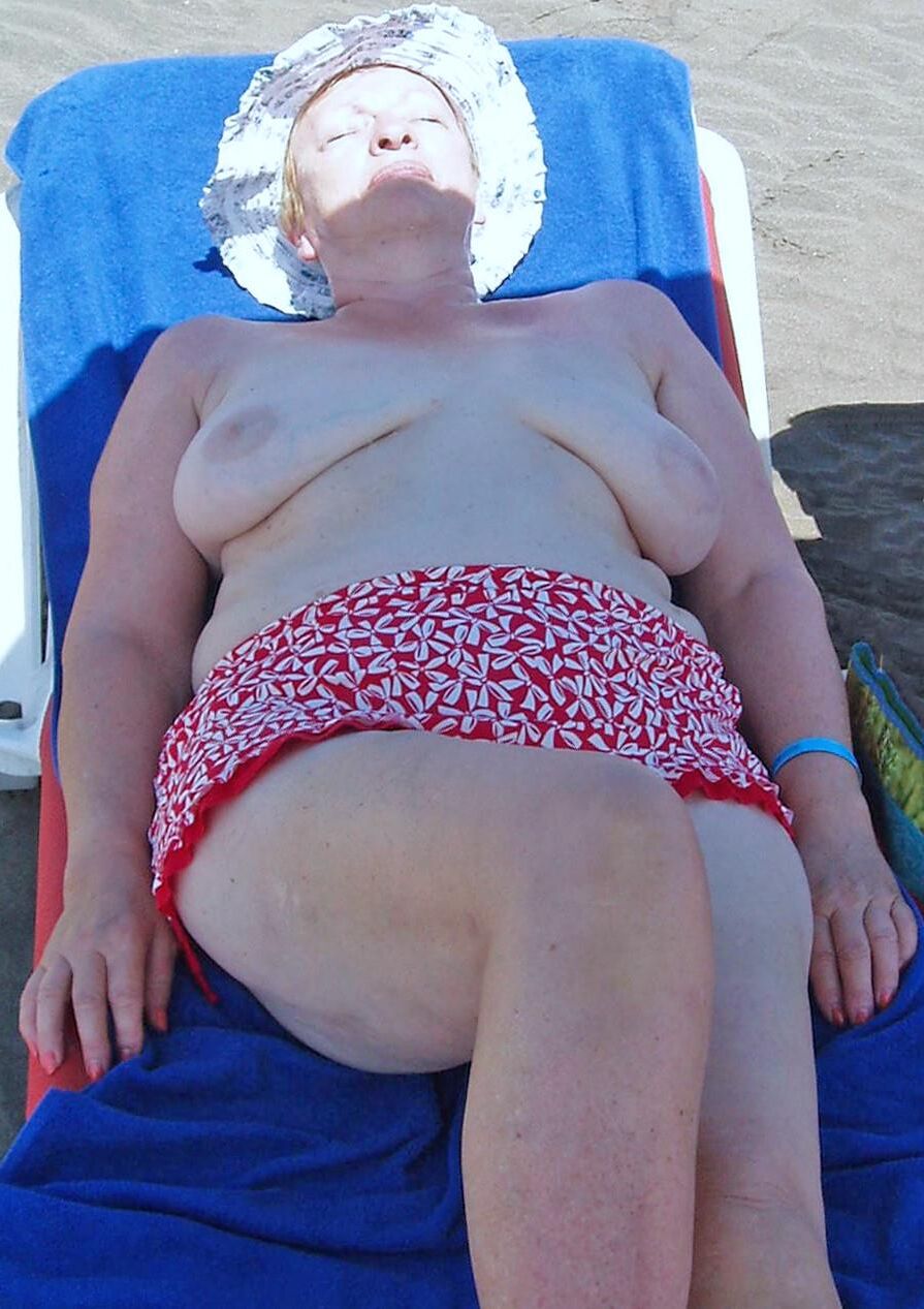 Minha esposa de topless em uma praia pública