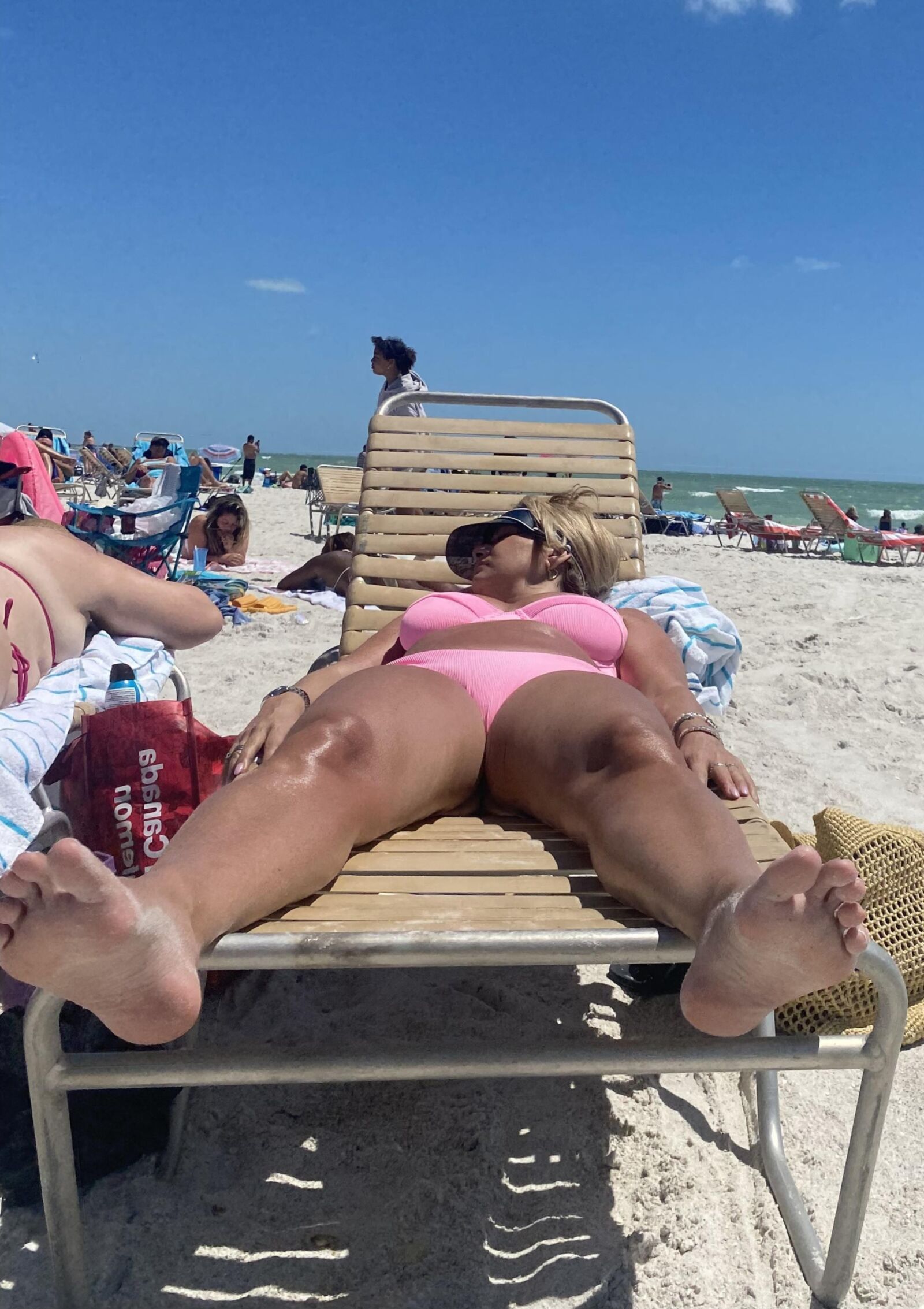 Inconscientes de corpos maduros na praia, que são carecas