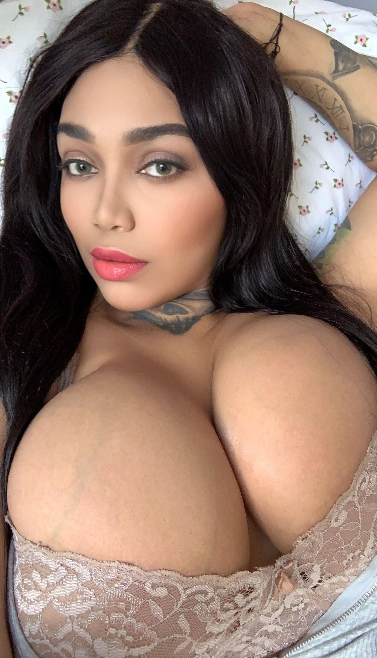 Amora luv sexy vollbusige kolumbianische BBW zeigt ihre Sexualität