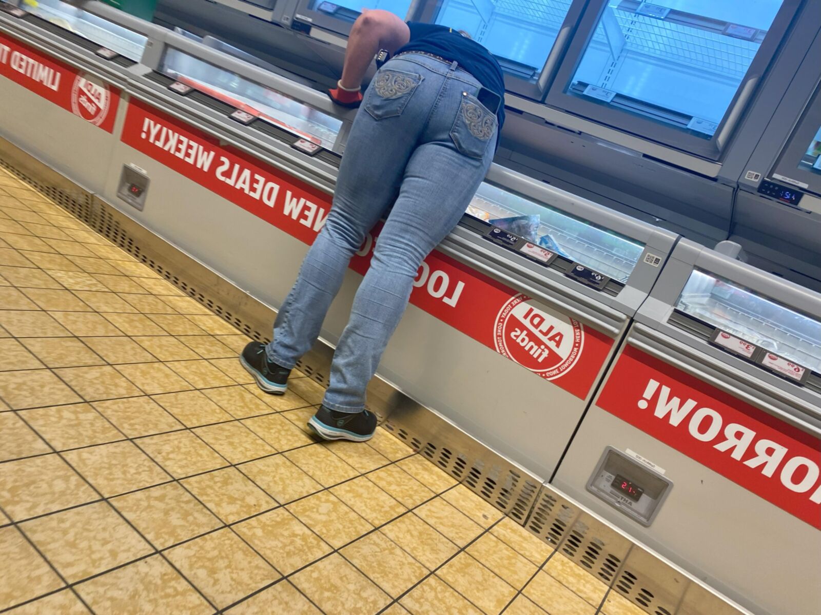 Old milf with nice body candid
