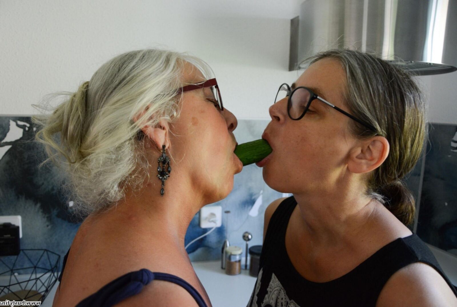 Lesbian Kissing, Licking, Fingering_