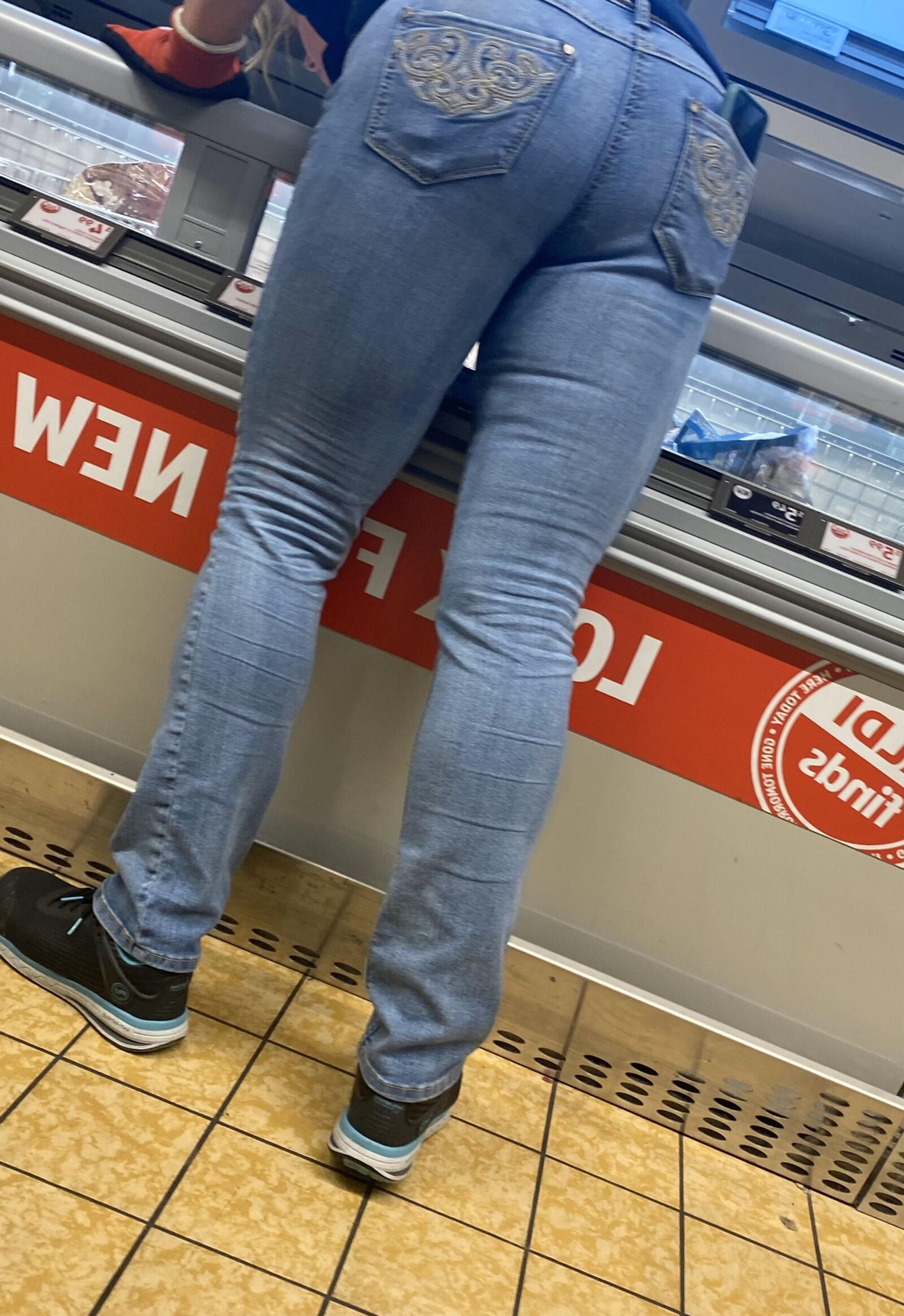 Old milf with nice body candid