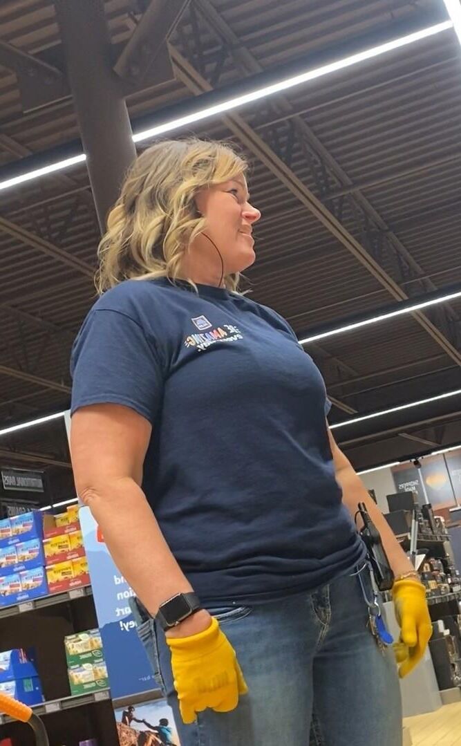 Old milf with nice body candid