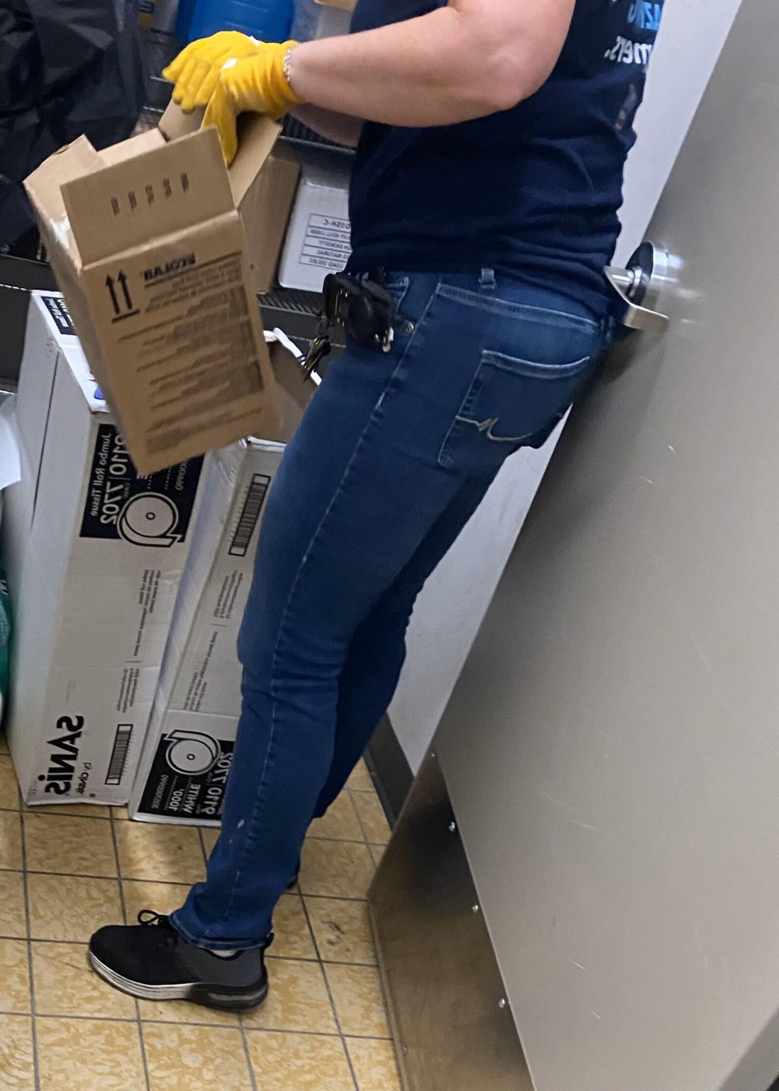 Old milf with nice body candid