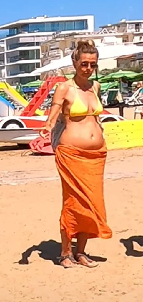 Bikinimature with nice belly!